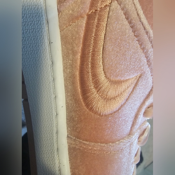 SOLD- JORDAN WMNS AIR JORDAN 1 LOW SE"Pink Velvet" - Picture 10 of 12